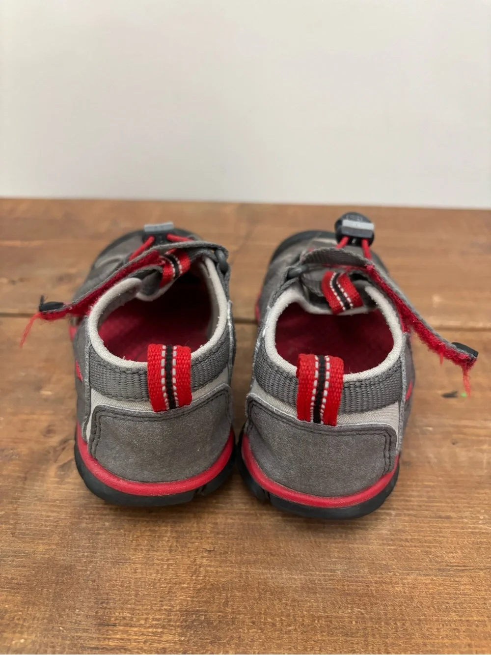 Kids Keen Sea Camp Closed-Toe Outdoor Sandals - Gray & Red Size 10